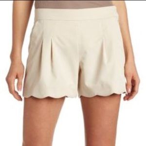 Trina Turk Matilda scallop edge short sz 4